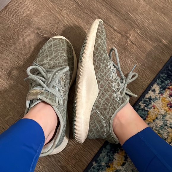 Adidas tennis shoes - Picture 1 of 4